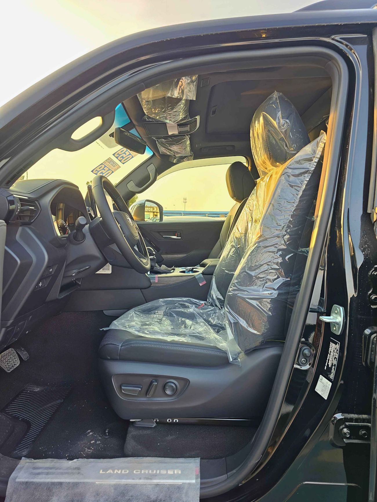 تويوتا لاند كروزر VX / LC300 VX / 4.0L PETROL / BIG DVD / JBL SPEAKERS / SUNROOF / FULL OPTION (CODE# VX4AJ)