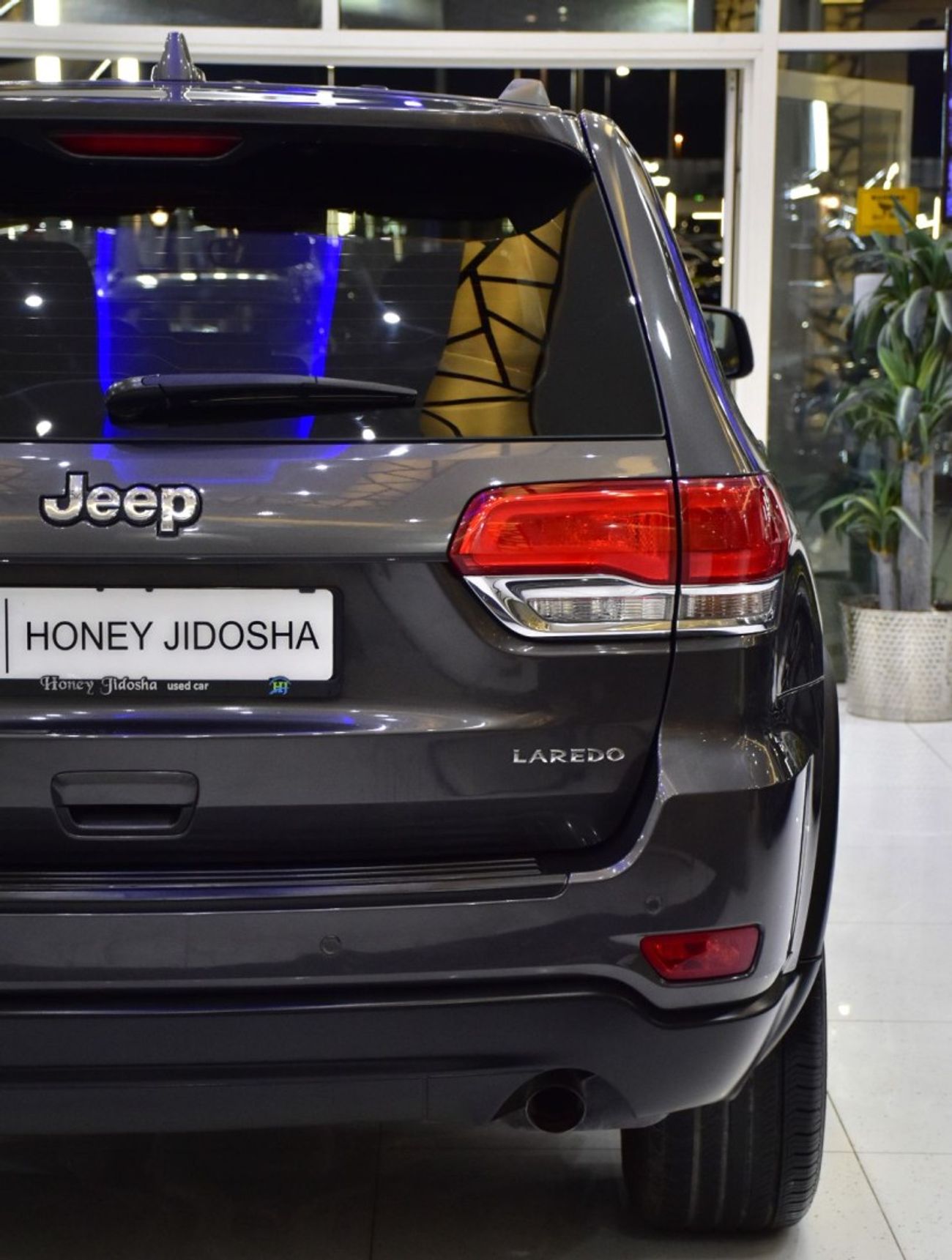 جيب جراند شيروكي EXCELLENT DEAL for our Jeep Grand Cherokee Laredo 4x4 ( 2017 Model ) in Grey Color GCC Specs