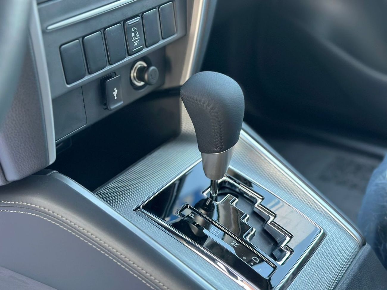 Mitsubishi L200 Mitsubishi L200 SPORTERO DIESEL - 2.4L - DOUBLE CABIN - 4X4 - A/T - POWER LOCKS AND POWER WINDOWS