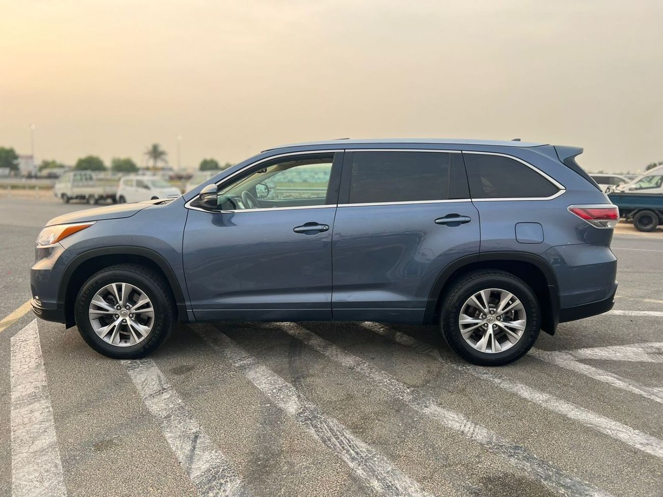 تويوتا هايلاندر 2015 TOYOTA HIGHLANDER XLE - 4x4 - 63500 mileage- SUNROOF 7 SEATER ELECTRIC SEATS -LEATHER SEATS - P