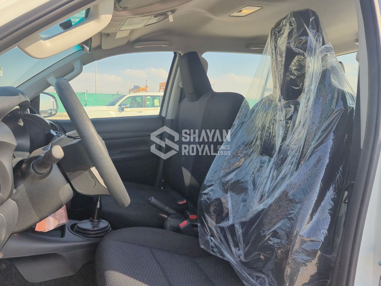 تويوتا هيلوكس 2.4L DIESEL DLX-STANDARD 4WD MT DC 6-SEATS 2026MY