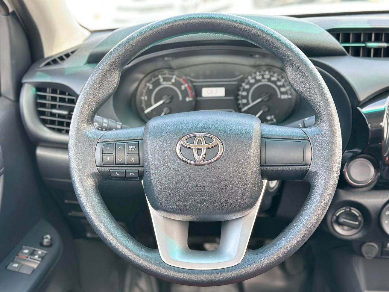 تويوتا هيلوكس سنغل كبين 2.4 لتر 4X4 ديزل ناقل حركة يدوي // 2026 // المواصفات القياسية: نوافذ كهربائية، مشغل DVD //