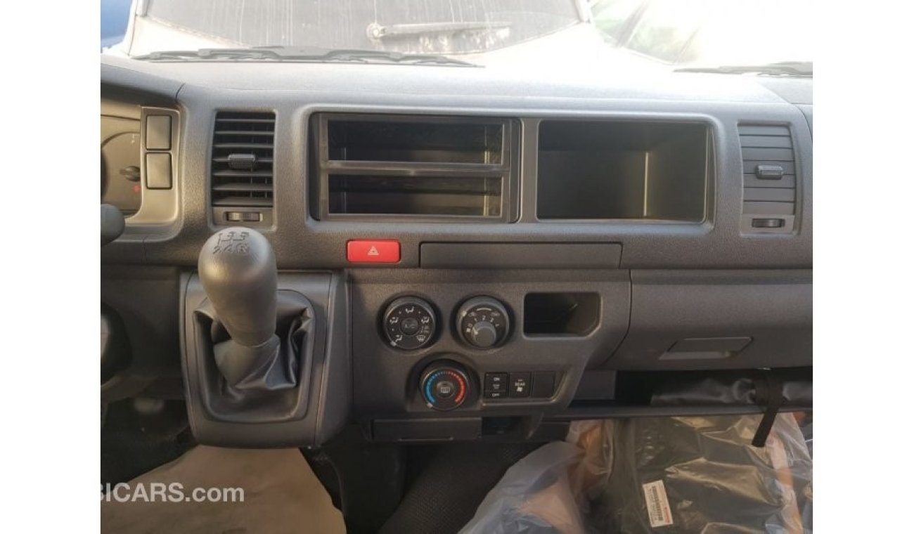 Toyota Hiace 14 SEATS / PETROL / MANUAL