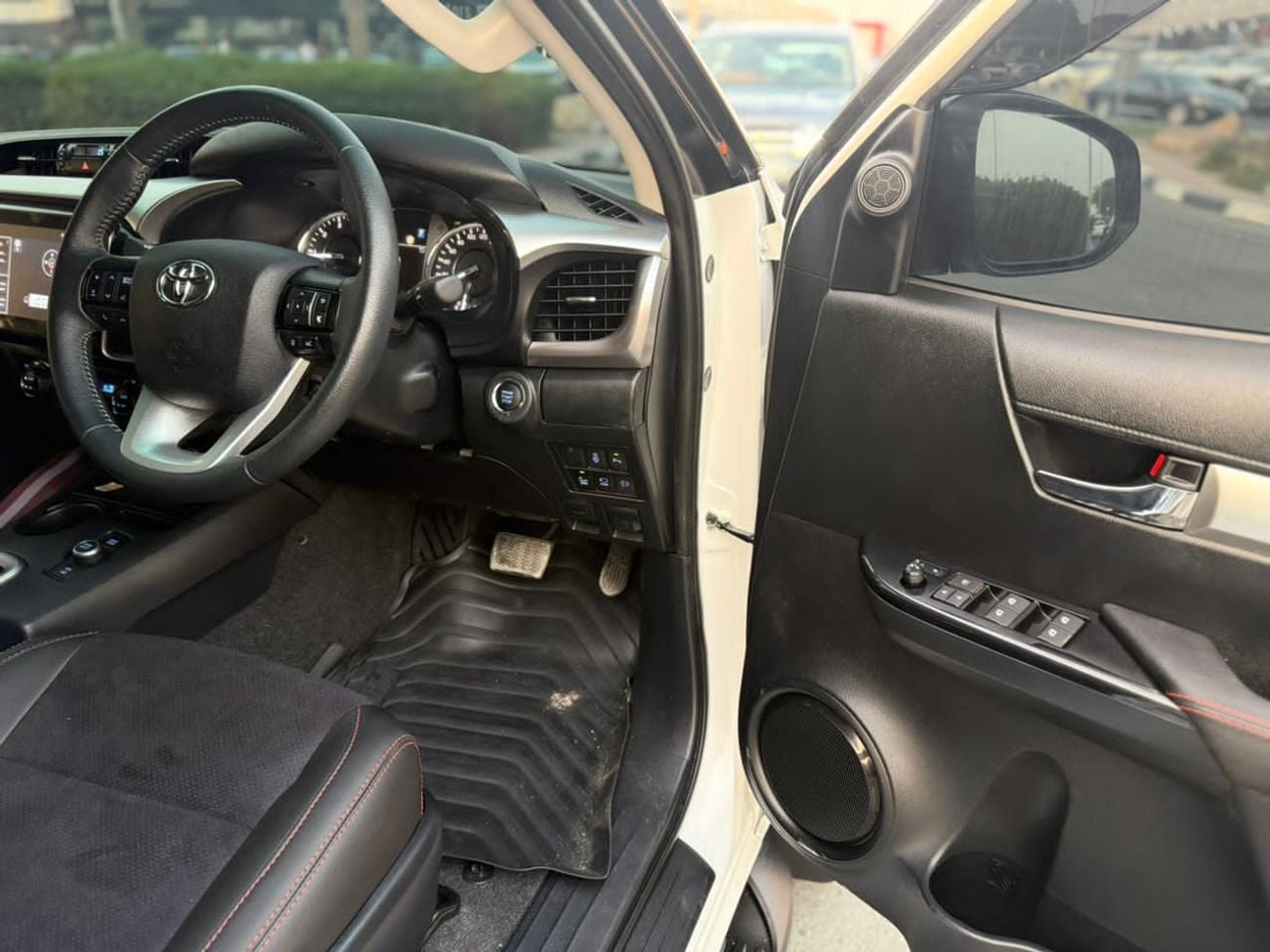 تويوتا هيلوكس TOYOTA HILUX PICK UP SR5 GR SEATS 2024 WHITE 4WD AT DIESEL = RIGHT HAND