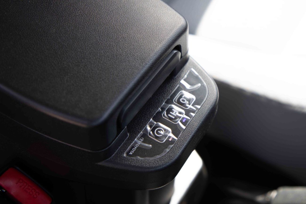 تويوتا لاند كروزر LC76 Hardtop LX 4.0L - Manual - White Inside Bluish Grey | Export Only