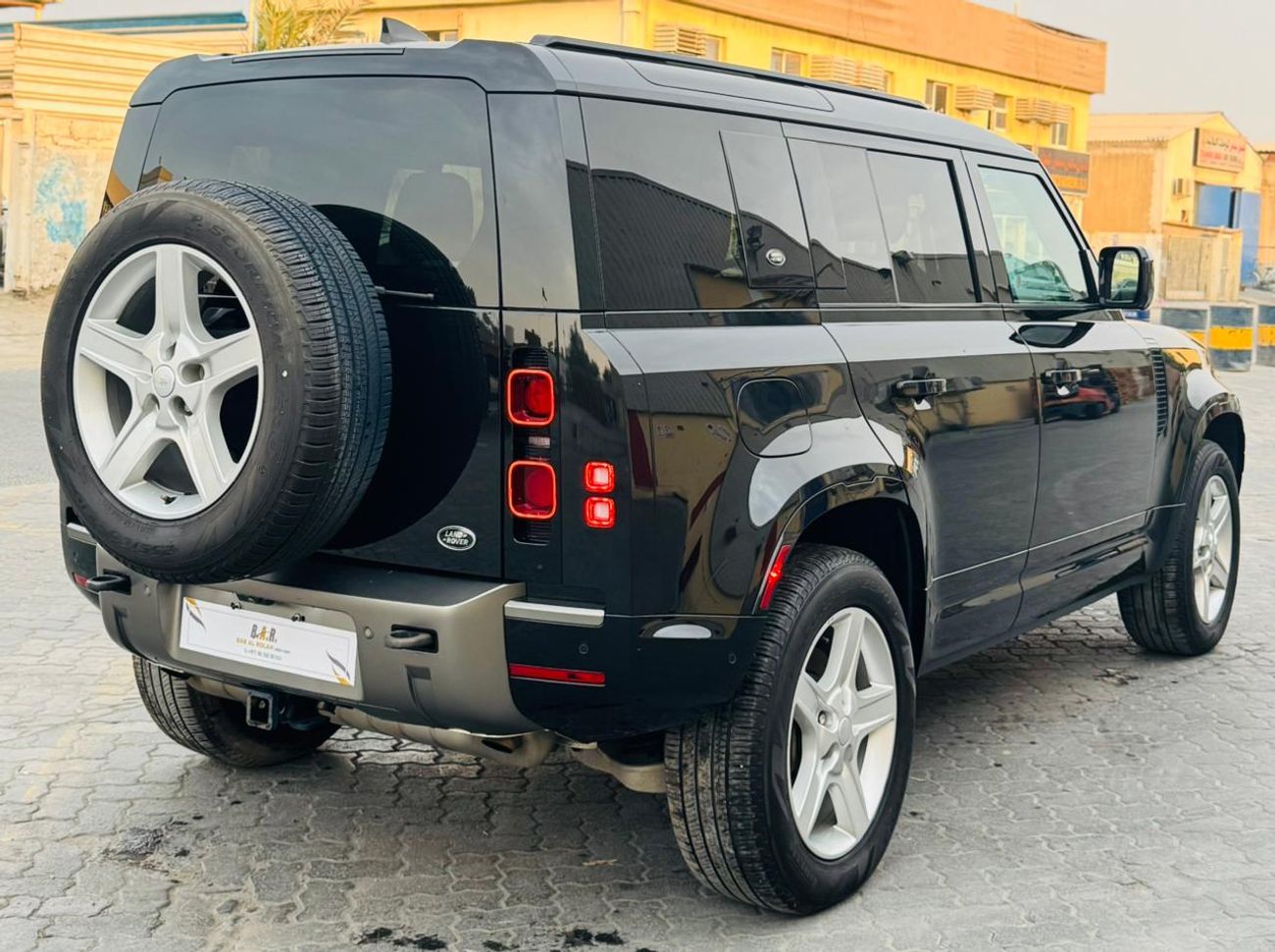 Land Rover Defender P400 110 X-Dynamic HSE 3.0L (5 Seater)