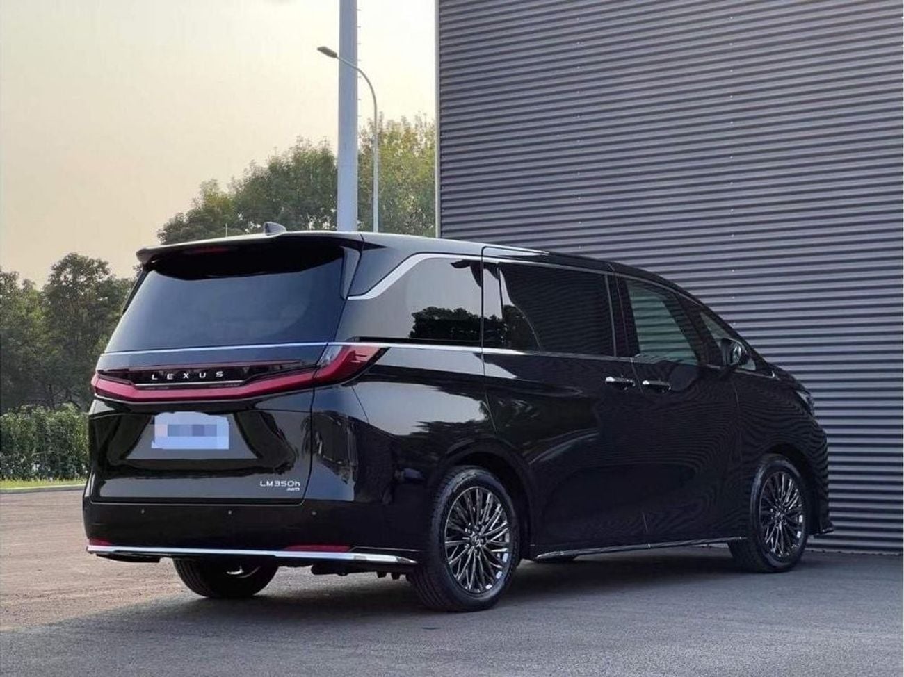 Lexus LM 350h STD (NON GCC)