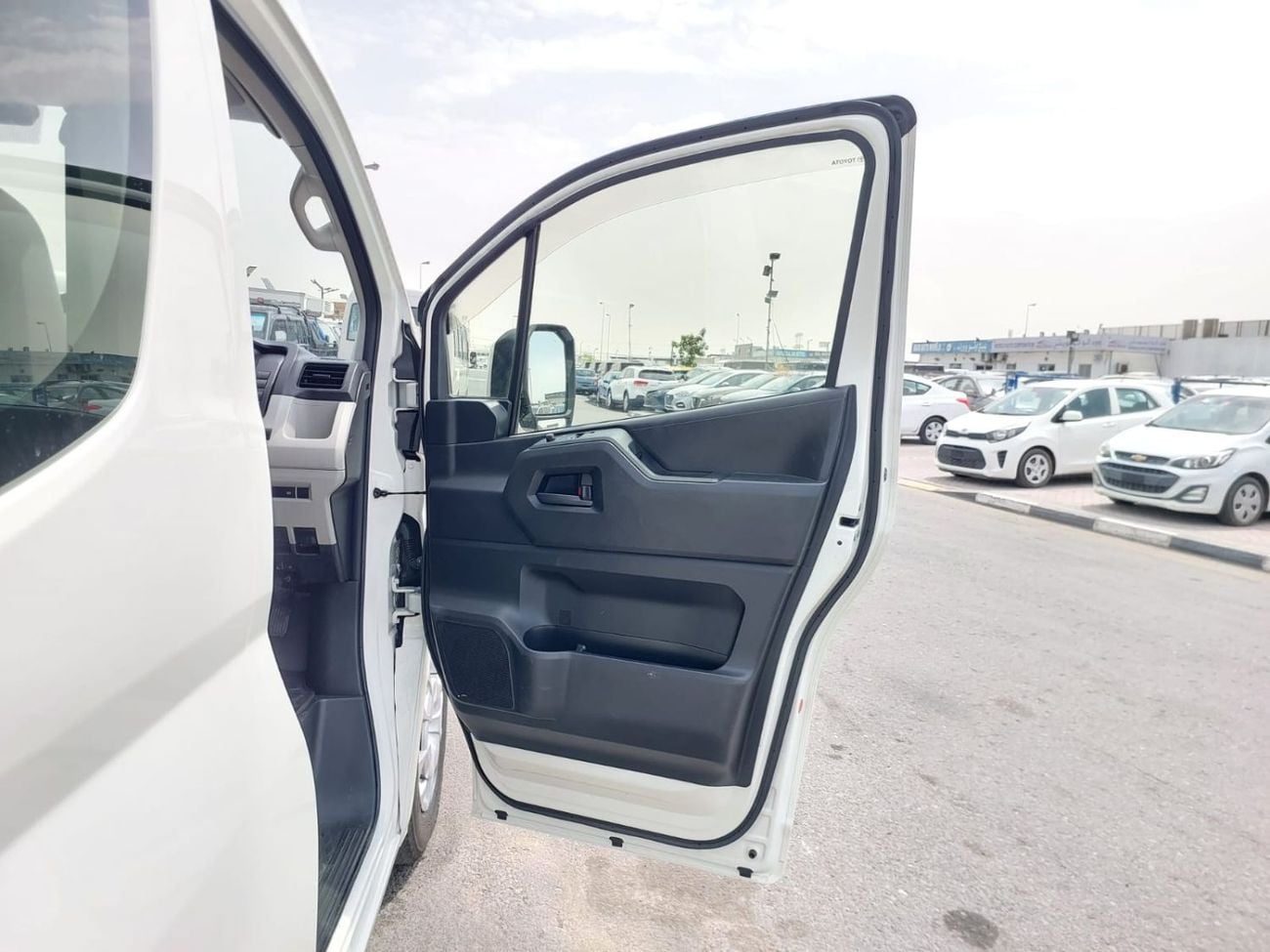 Toyota Hiace TOYOTA HIACE COMMUTER VAN RHD 2020 MODEL 2.8 L DIESEL AUTOMATIC(PM16665)