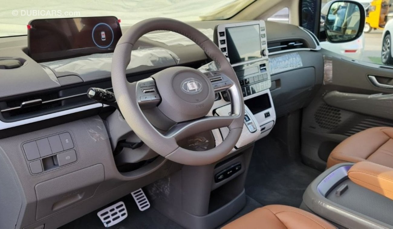 Hyundai Staria VIP Edition Van - 7 Seats /Gcc /PTR - A/T - 2023