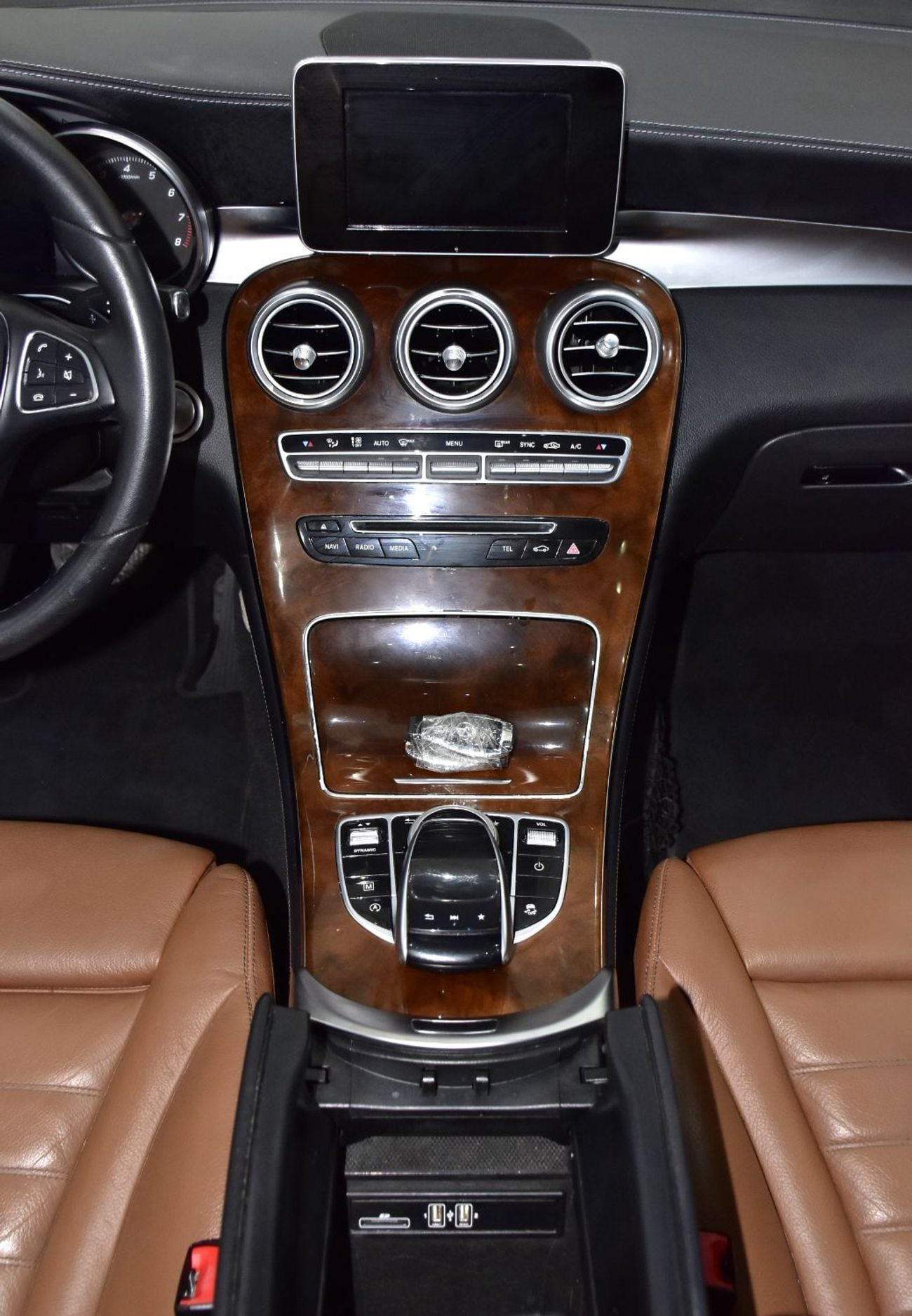 Mercedes Benz GLC250 . EXCELLENT DEAL for our Mercedes Benz GLC250 4Matic ( 2017 Model ) in White Color GCC Specs