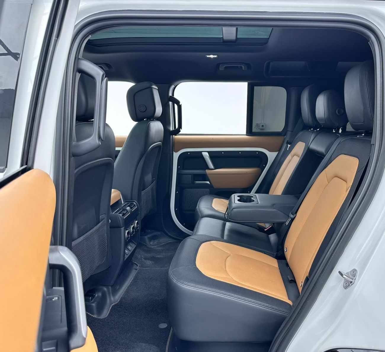 Land Rover Defender P400 110 SE 3.0L (5 Seater) 2023 Land Rover Defender 110 X-Dynamic P400, Jan/2027 Swiss Auto Warrant