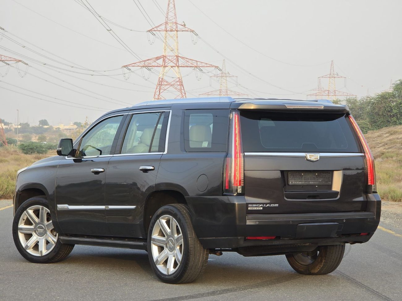 Cadillac Escalade Premium 6.2L CADILLAC ESCALADE 2015 GCC FULL OPITION // PERFECT CONDITION