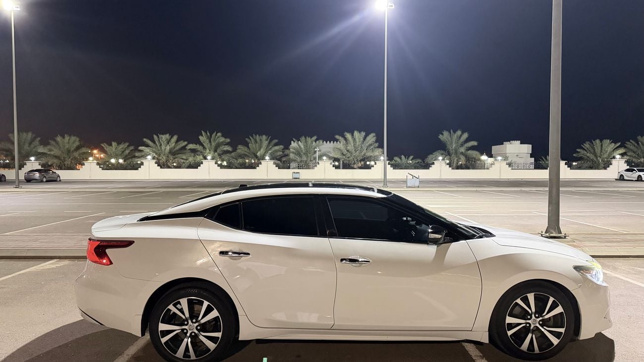 Nissan Maxima platinum . 3.5L . 6cyl . sedan . FWD . 5 seats . 4 doors