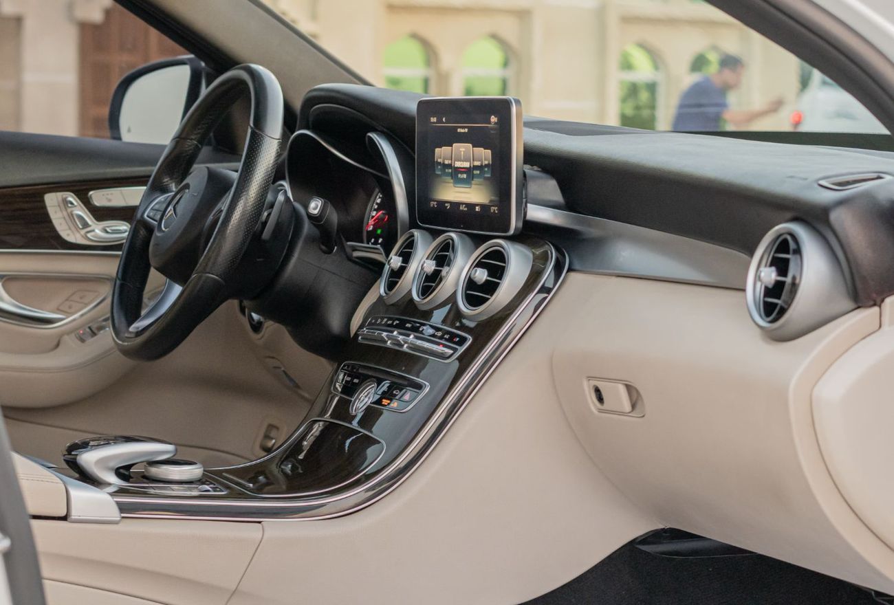 Mercedes-Benz C 300 Std 2.0L (258 HP)