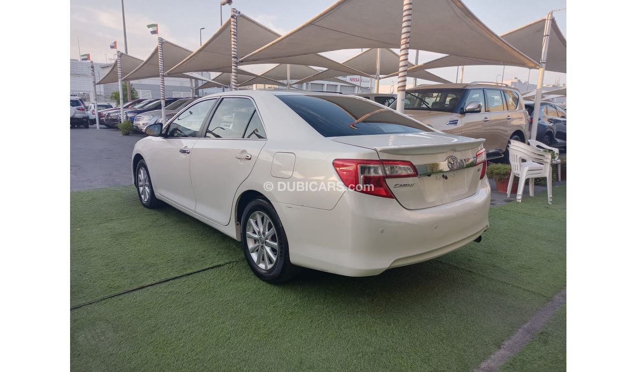 تويوتا كامري خليجى لون أبيض داخل بيج رقم 2 بدون حوادث مثبت سرعة تحكم رنجات حساسات جناح خلفى CD  - FM بحالة ممتازة
