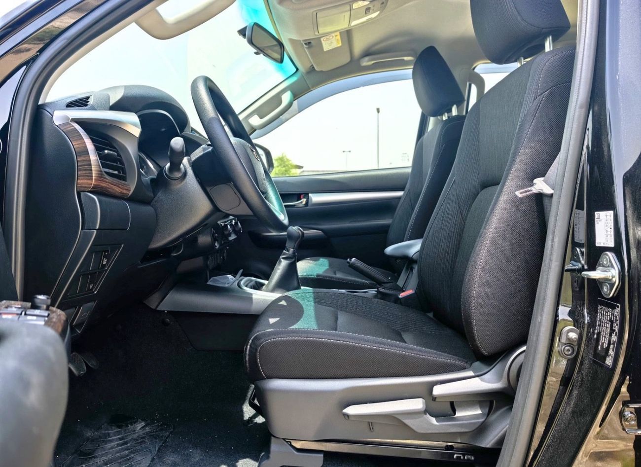 Toyota Hilux D/CAB,PICKUP,2.7L,4X4,DIGITAL AC,WOODEN INTERIOR,BLIND SPOT,DVD+CAMERA,DIFF LOCK,M/T,2 COOL BOX,2025