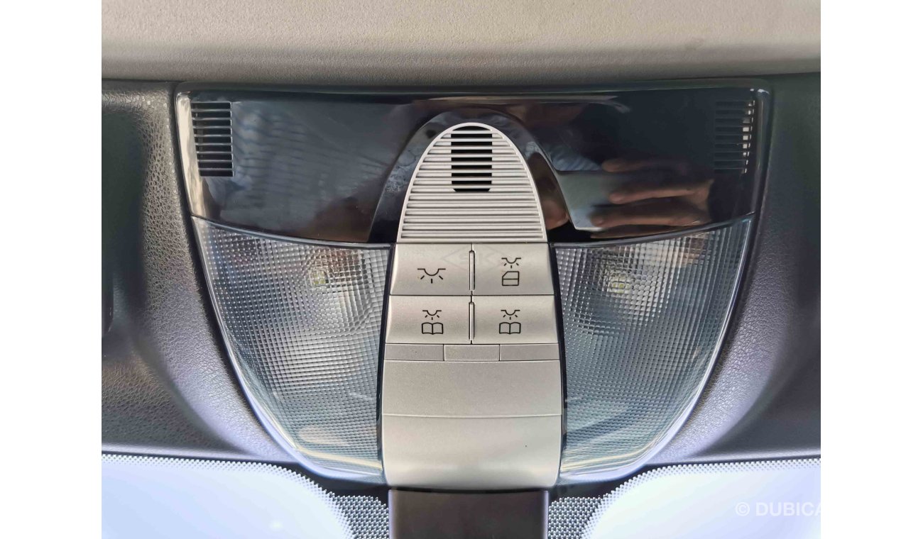 مرسيدس بنز SLK 200 2.0L, 17" Rims, DRL LED Headlights, Parking Sensor, Leather Seats, Bluetooth, USB (LOT # 763)