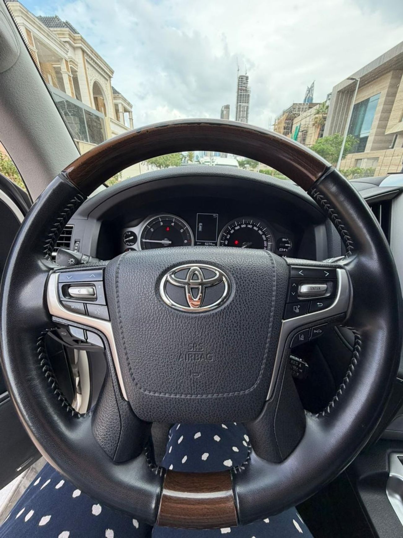 Toyota Land Cruiser VXR 5.7L AWD