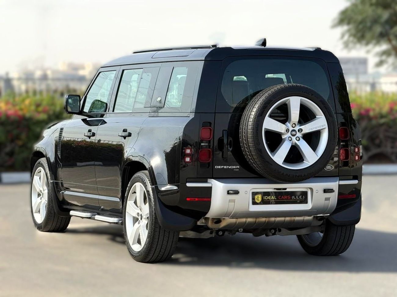 Land Rover Defender P400 110 HSE 3.0L (5 Seater) LAND ROVER DEFENDER HSE P400 | YEAR: 2023 | GCC SPECS | KMS: 121,000 |