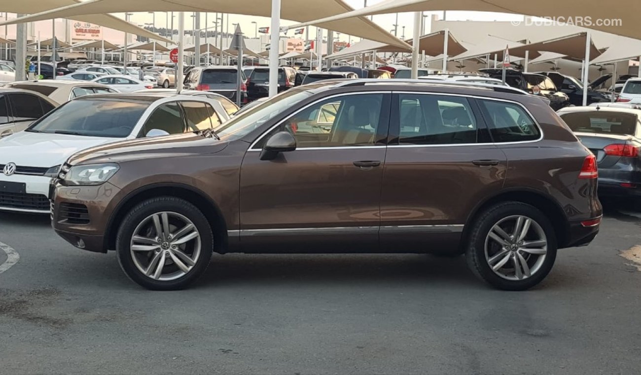 Volkswagen Touareg Volex wagan Touarag model 2011 GCC car full option panoramic roof leather seats back camera full ele