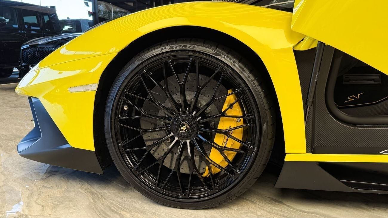 Lamborghini Aventador 6.5L V12 Lamborghini Aventador SV 2016 - LP 750-4 SV Roadster - Yellow (Giallo)