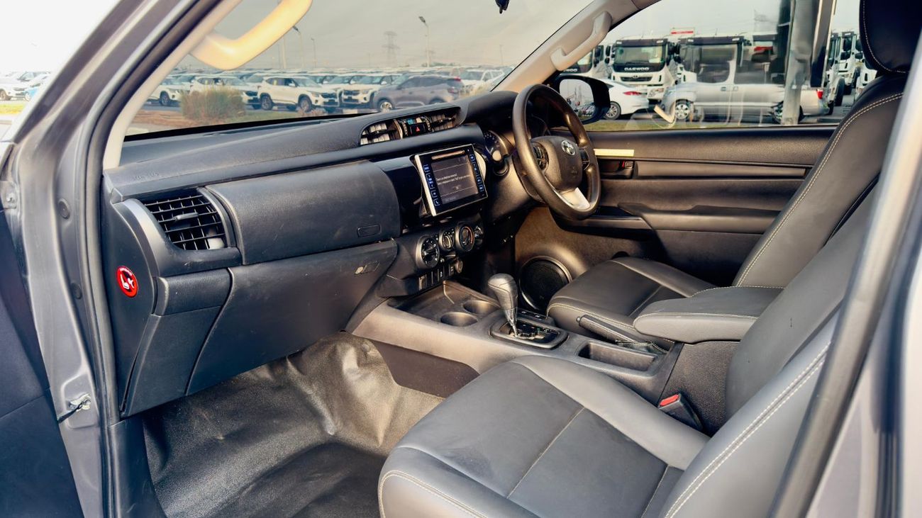 تويوتا هيلوكس SMART CAB | 2.8L DIESEL | 4WD | RHD | ROLL BAR & LEATHER SEATS