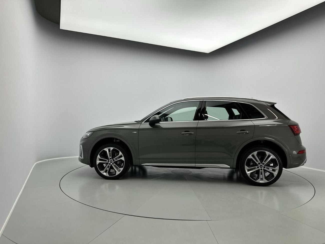 Audi Q5 45 TFSI Quattro S Line 2.0L (252 HP) Q5 S line 45 TFSI quattro 249hp (Ref# 77768)