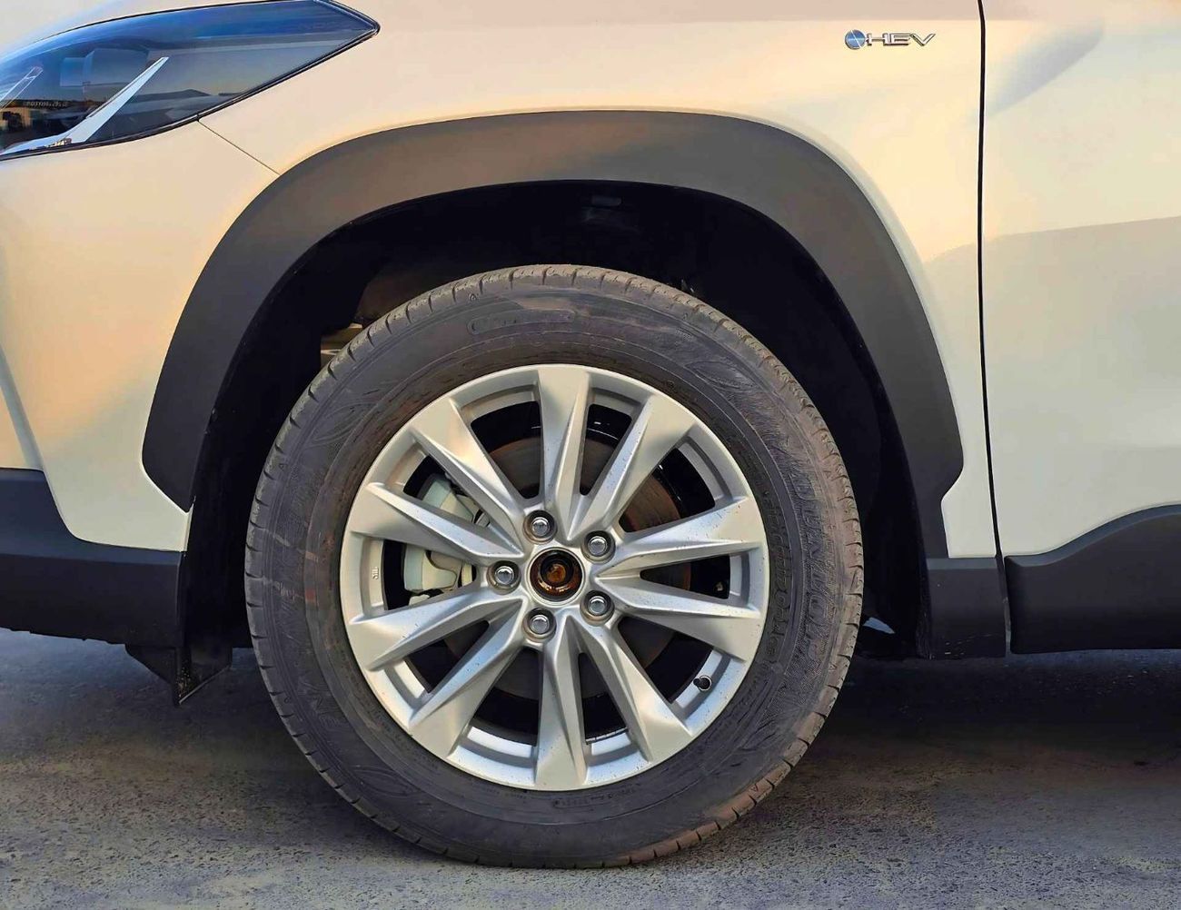 تويوتا كورولا كروس HYBRID ELITE / SUNROOF / FABRIC SEATS / 2.0L V4 PETROL (CODE # CRCHC)