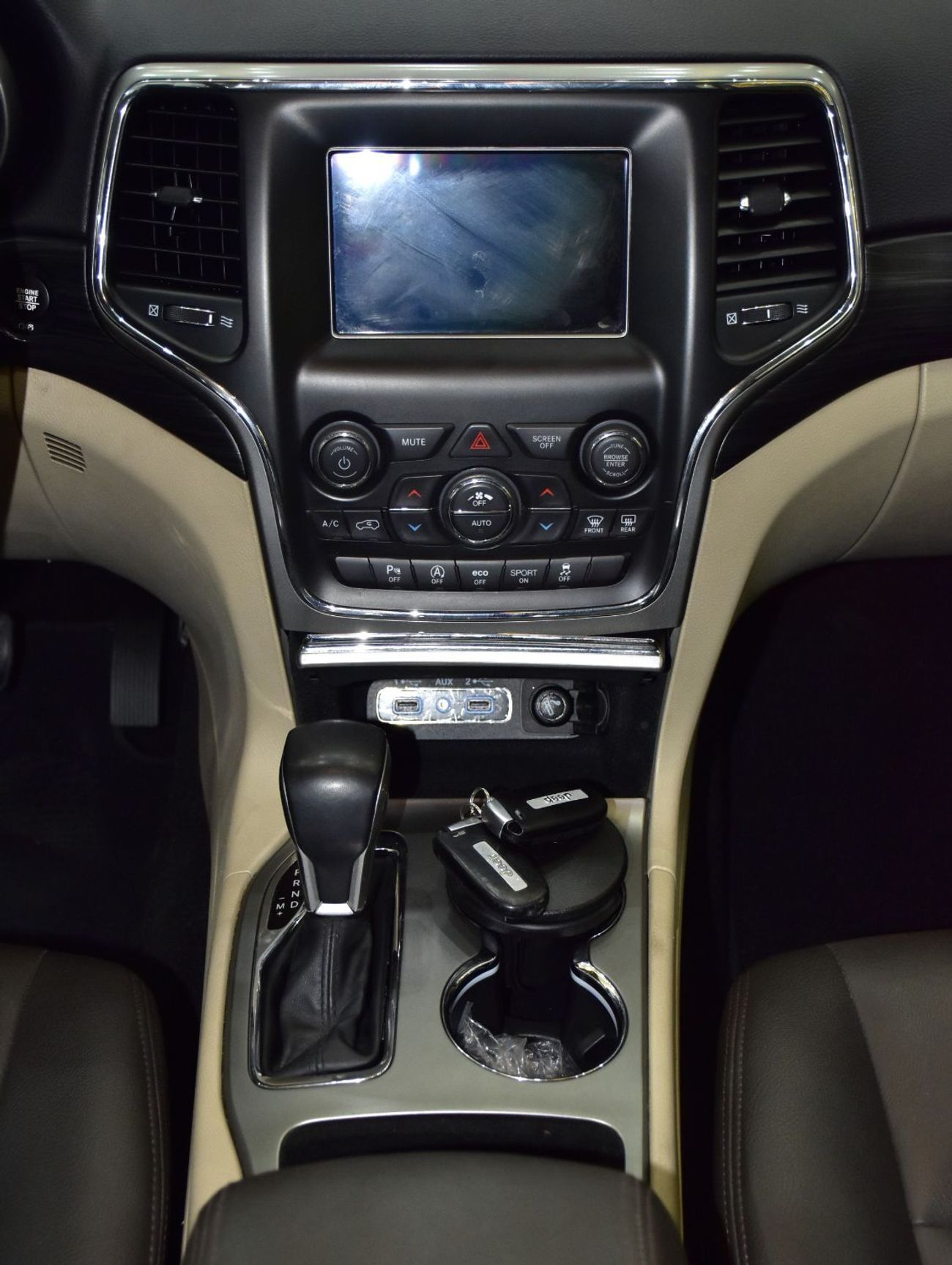 جيب جراند شيروكي EXCELLENT DEAL for our Jeep Grand Cherokee Laredo ( 2020 Model ) in White Color GCC Specs