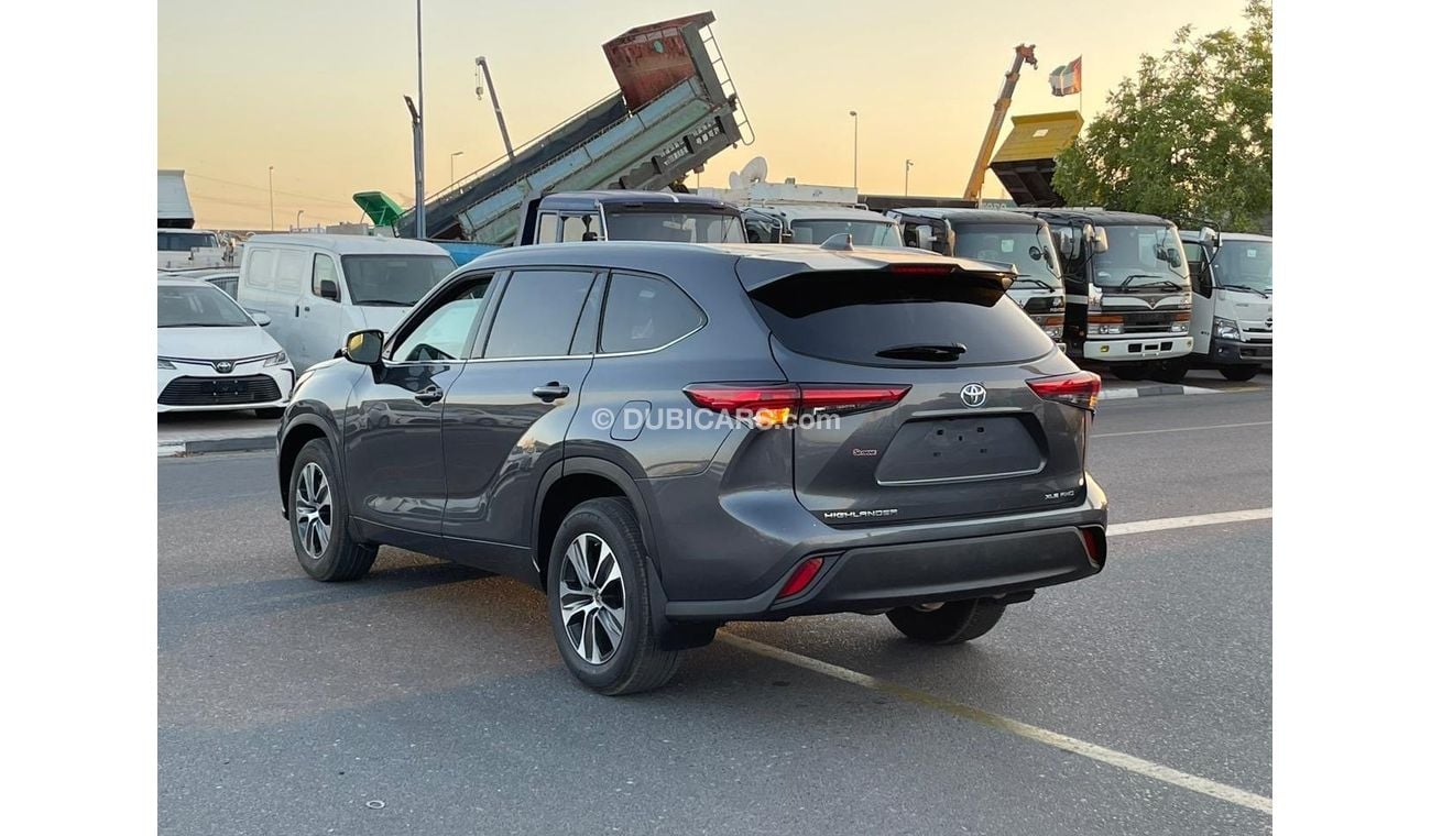 Toyota Highlander 2022 TOYOTA HIGHLANDER XLE 4x4 FULL OPTIONS IMPORTED FROM USA VERY CLEAN CAR INSIDE AND OUT SIDE FOR