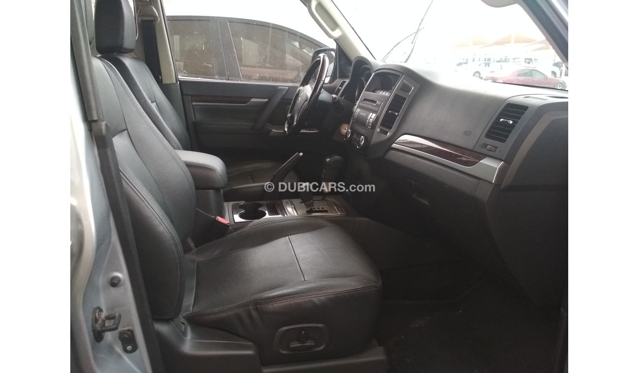 ميتسوبيشي باجيرو 2015 فضى رقم 1 خليجى حالة وكالة بدون حوادث ممتاذة ماشية قليل