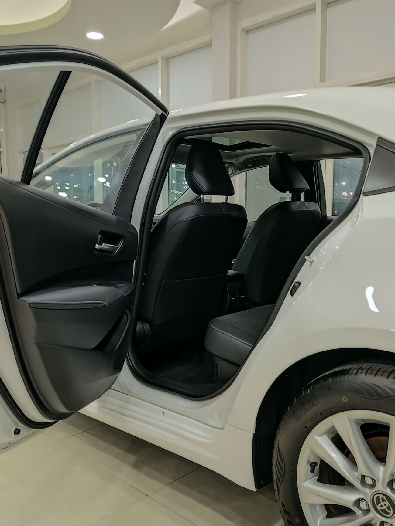 تويوتا كورولا GLI Moonroof Hybrid 1.8L