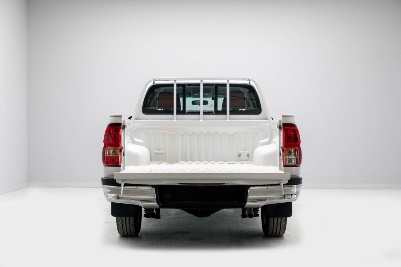 تويوتا هيلوكس 2.7L -Manual - Platinum White Pearl Inside Maroon | Export Only