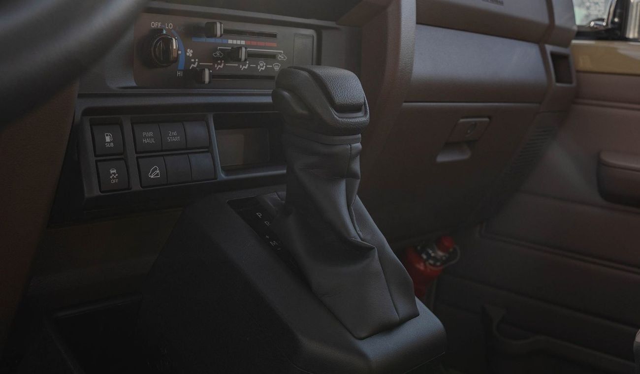 تويوتا لاند كروزر بيك آب 2025 Toyota Land Cruiser LC 79 SC 4.0L AT Petrol Basic with Fridge (Beige)