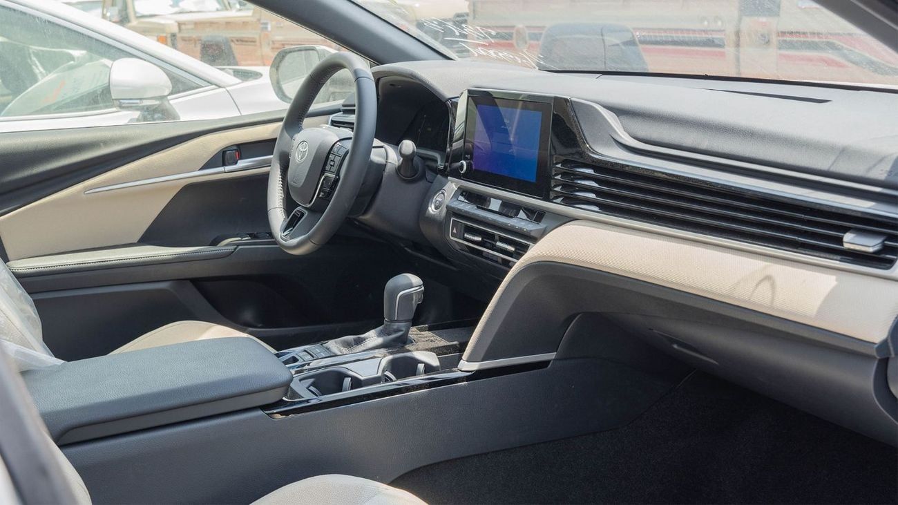 Toyota Camry 2025 Toyota Camry LE 2.5L AT Hybrid (Silver)