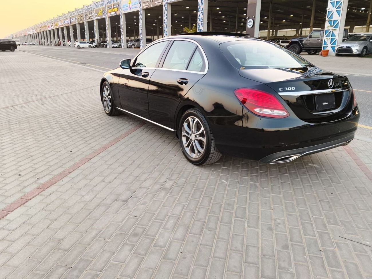 مرسيدس بنز C 300 قمة الأناقة! مرسيدس بنز C 300 موديل 2017 | حالة نظيفة جداً | 170,000 كم – رفاهية بسعر لا يُنافس!