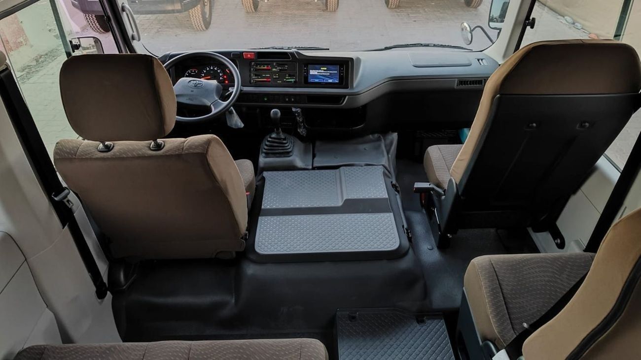 تويوتا كوستر 4.0L 23 Seater . Manual . Diesel . 3 Door . Rear Wheel Drive