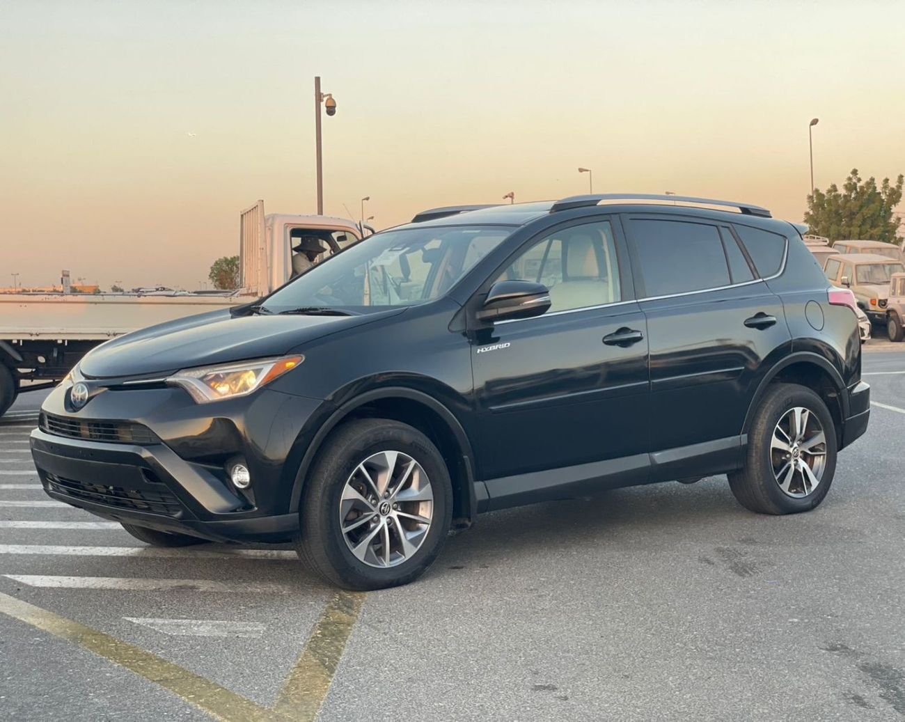 Toyota RAV4 2018 Toyota Rav4 XLE 4x4 Full Option Push Start - Sunroof - Hybrid Fuel - 40,000 Mileage