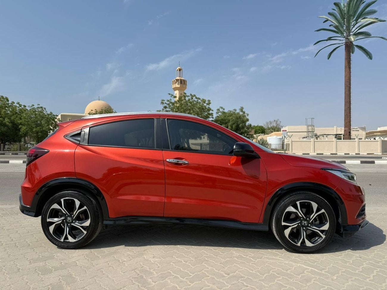 هوندا HRV RS 1.8L v4 petrol engine RHD 2WD Automatic transmission 5 Seats Suv with 5 doors