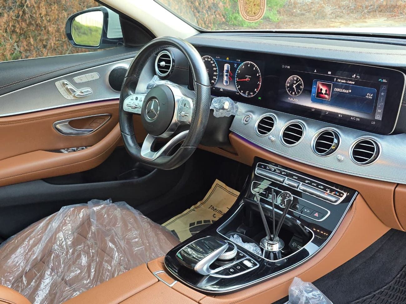 Mercedes-Benz E300 Premium + 2.0L MERCEDES E-300 2020 GCC // LOW MILEAGE // PERFECT CONDITION // FULL OPITION