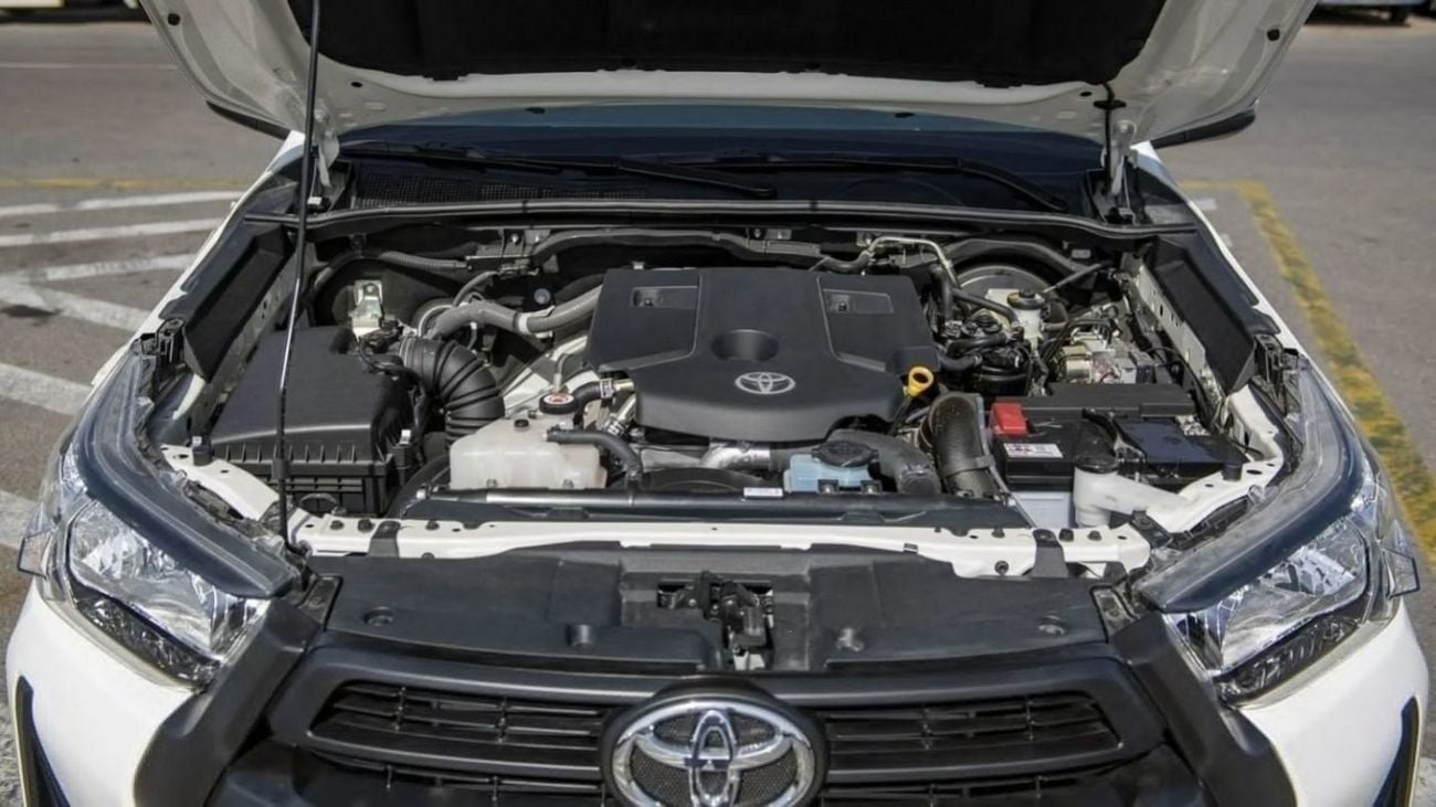 تويوتا هيلوكس GL HILUX 2.4L MED OPTION