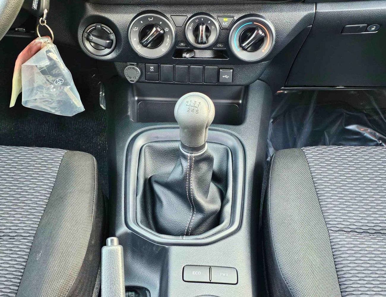 تويوتا هيلوكس WIDE BODY | M/T |  2.4L V4 DIESEL | 3 AIRBAG | COOL BOX | LARGE DVD |  UNDER PROTECTOR STRIPE TAPE B