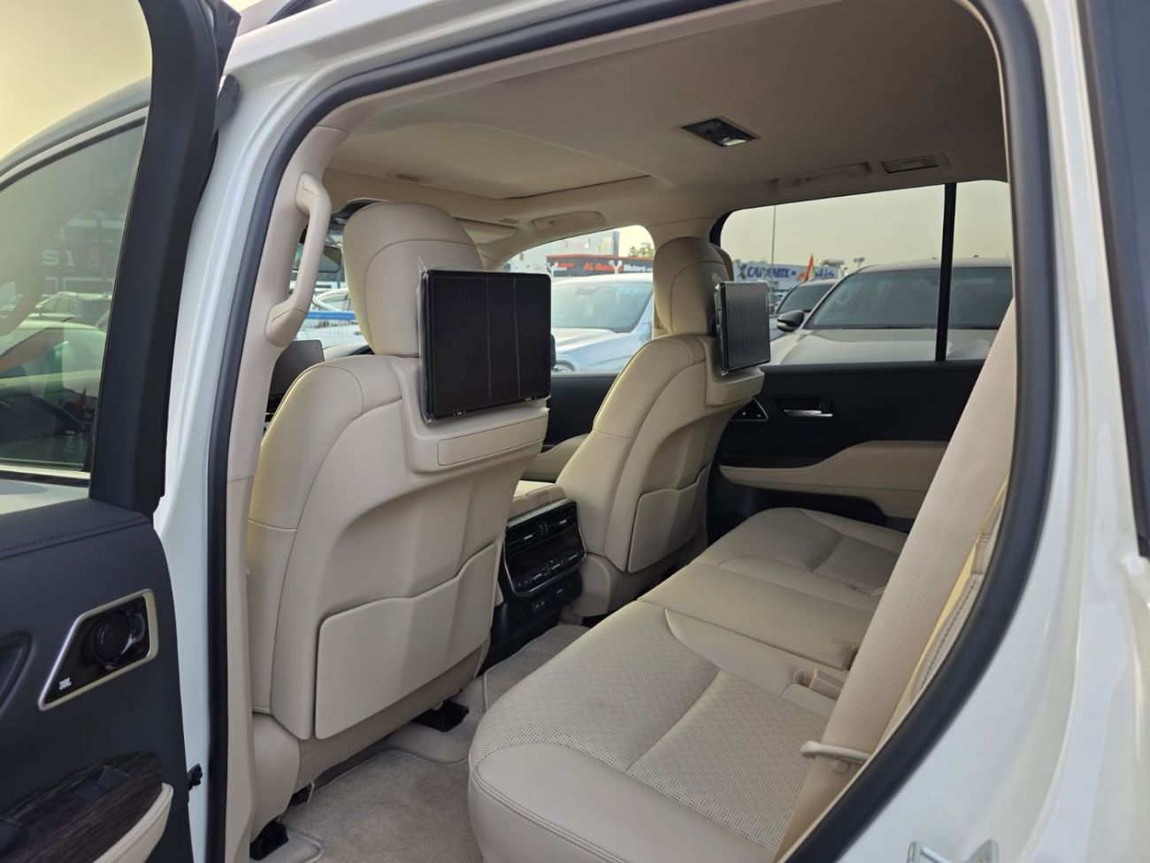 تويوتا لاند كروزر Brand New Toyota land cruiser LC300 ,SAHARA ,year 2025 ,Right Hand Drive ,Diesel 3.3L only For expor