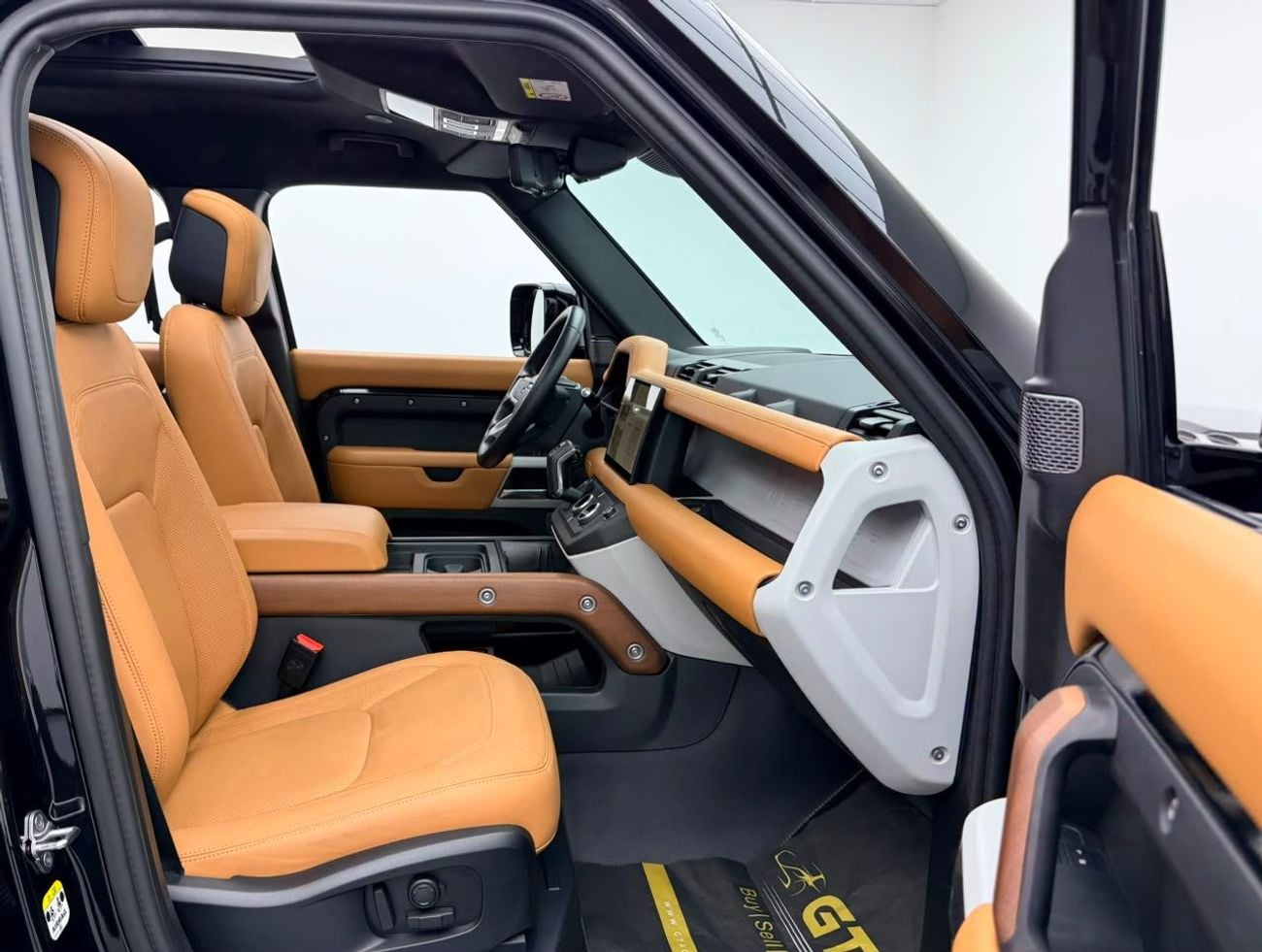 Land Rover Defender 2024 Land Rover Defender 110 HSE P400, 2029 LR Warranty + Service Pack, Full LR Service Pack, GCC