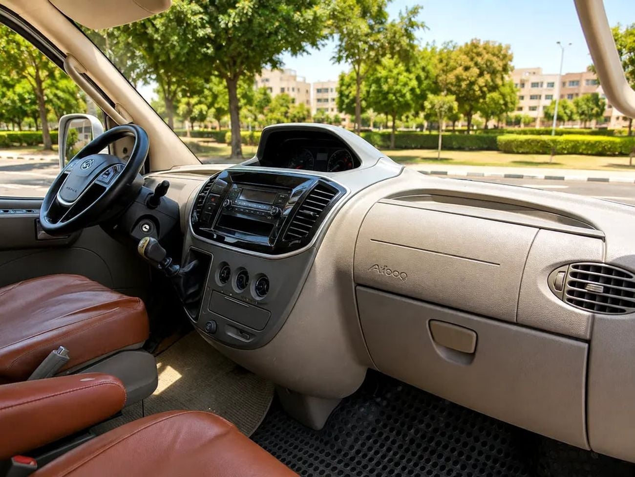 Maxus V80 Standard GCC Specs 15seats 2wd diesel