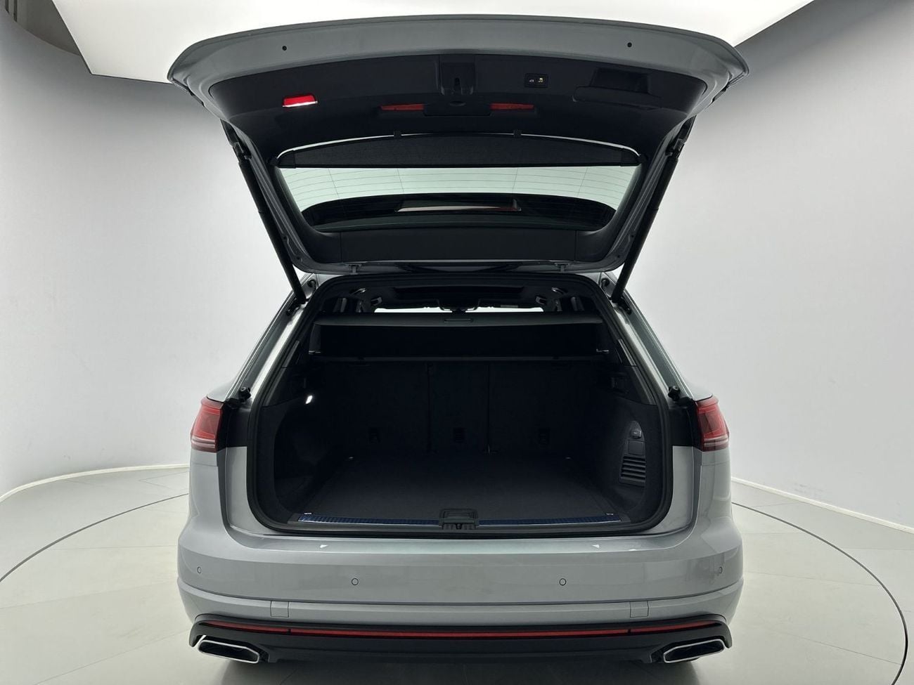 فولكس واجن تيجوان Touareg Elegance + Tirano (Ref#02374) / 42,100 AED SAVINGS from New Car