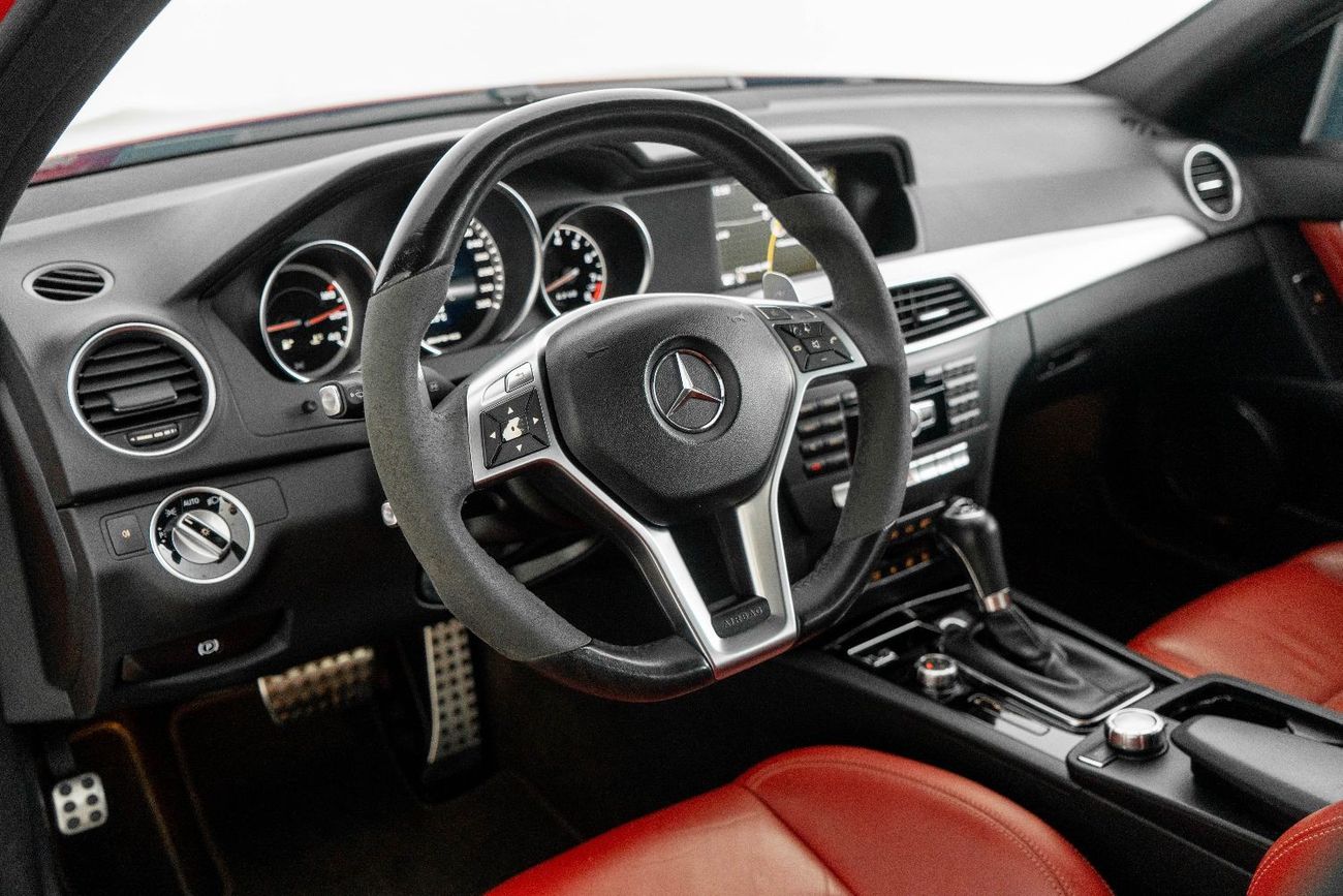 Mercedes-Benz C 63 AMG Std 2013 Mercedes-Benz C63 AMG Performance Pack / Full-Service History