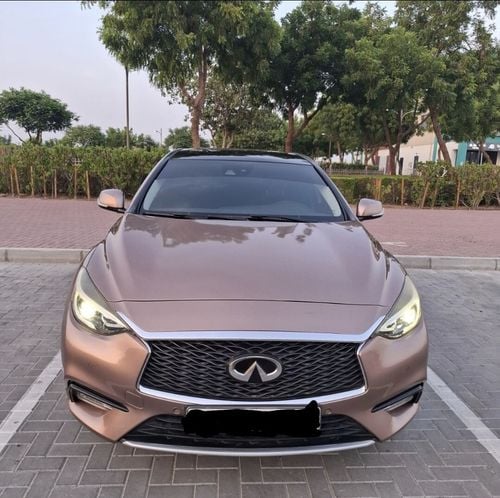 إنفينيتي Q 30 Lady driver