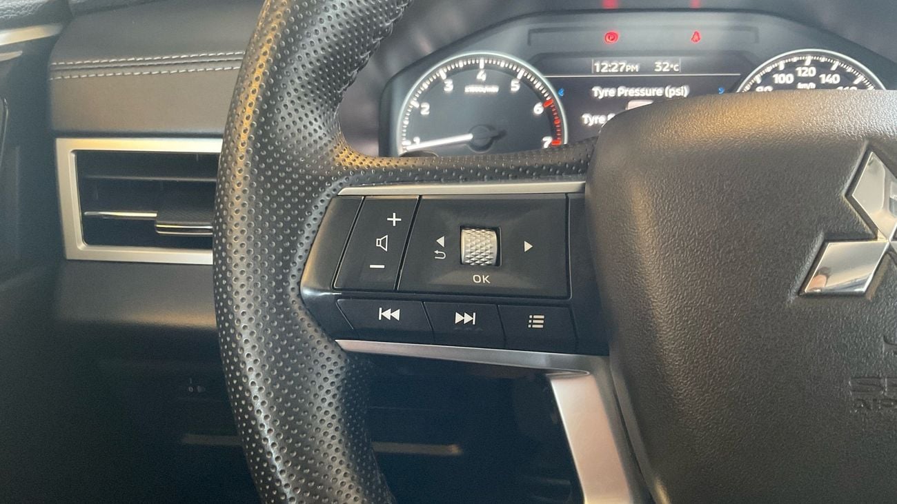 ميتسوبيشي آوتلاندر GLX MIDLINE 2.5 AUTO 4WD 7SEAT ML FABRIC SEATS | شامل الضمان | 0 ﺪﻔﻋﺓ ﺃﻮﻟﻯ