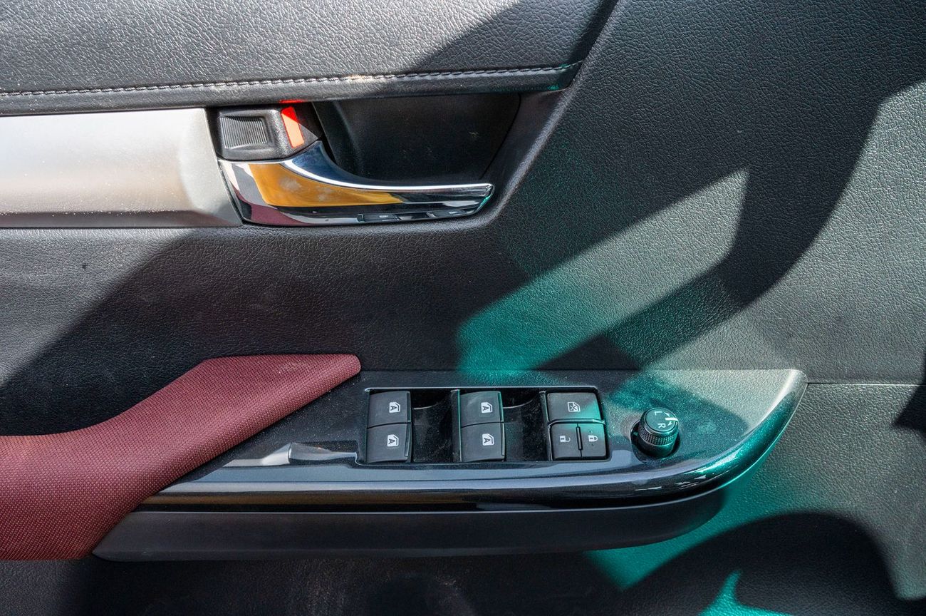 Toyota Hilux 2026 Toyota Hilux SGLX 2.8L AT Diesel (White-Red)